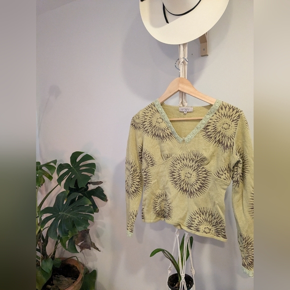 Green sweater/ long sleeve - Picture 2 of 3